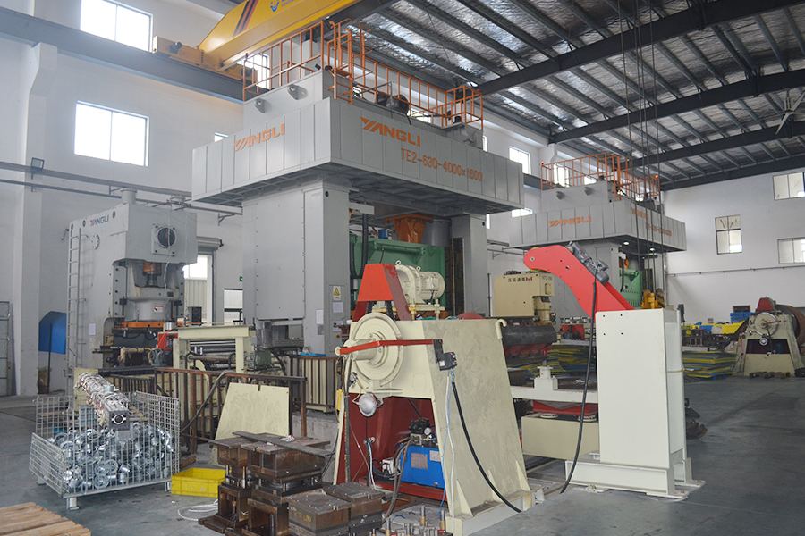 630吨压力机+送料机